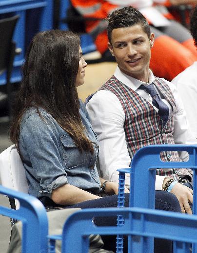 IRINA SHAYK İLE RONALDO BASKETBOL MAÇI İZLEDİ...