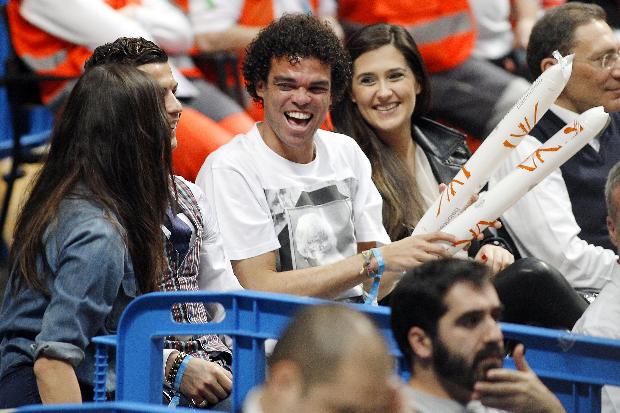 IRINA SHAYK İLE RONALDO BASKETBOL MAÇI İZLEDİ...