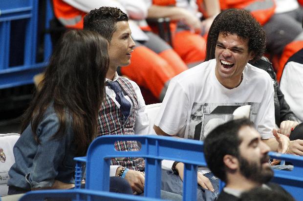 IRINA SHAYK İLE RONALDO BASKETBOL MAÇI İZLEDİ...