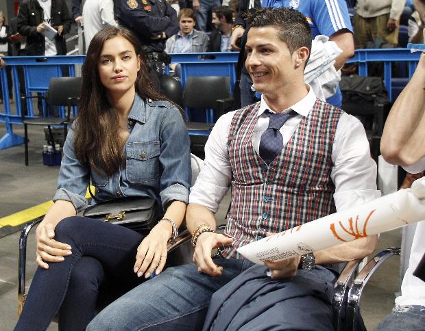 IRINA SHAYK İLE RONALDO BASKETBOL MAÇI İZLEDİ...