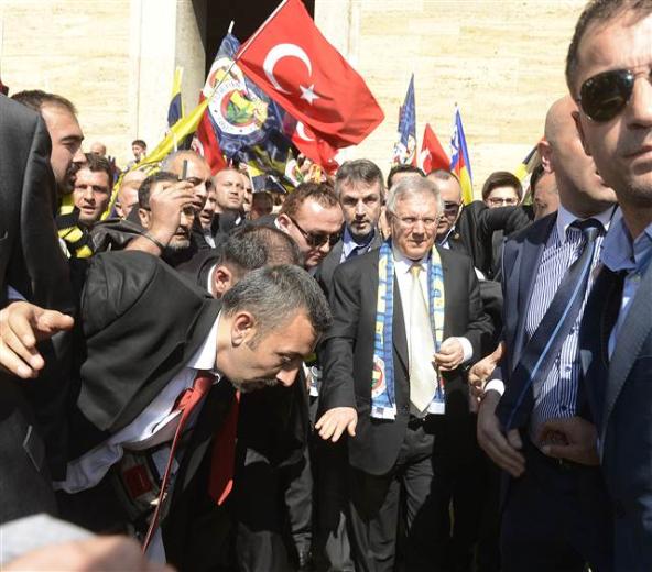 Fenerbahçeliler Anıtkabir'e koştu