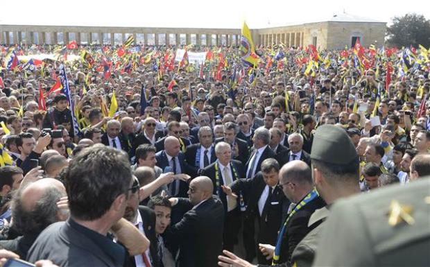 Fenerbahçeliler Anıtkabir'e koştu