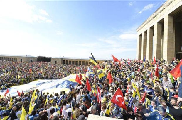 Fenerbahçeliler Anıtkabir'e koştu