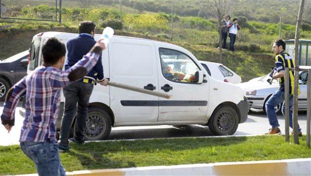 Fenerli taraftarlar G.Saraylı taraftara saldırdı