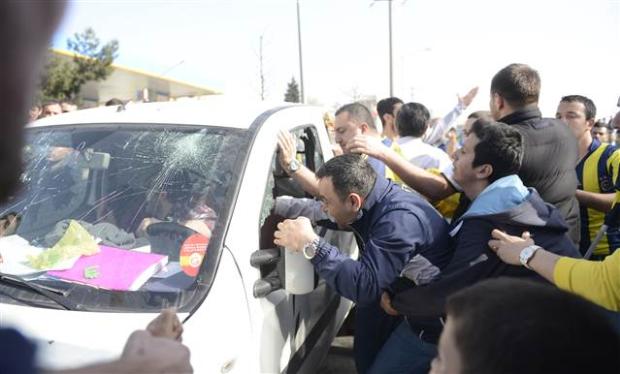 Fenerli taraftarlar G.Saraylı taraftara saldırdı