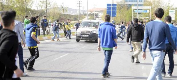 Fenerli taraftarlar G.Saraylı taraftara saldırdı