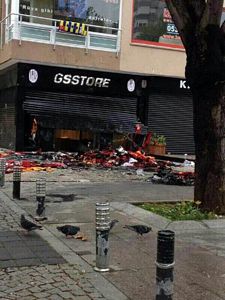 Yağmalanan GS Store'un son hali