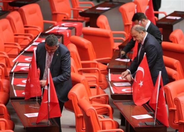 MHP'den Meclis'te Türk Bayraklı protesto