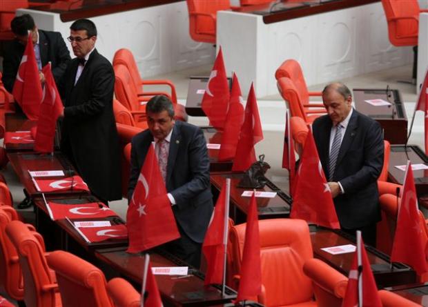 MHP'den Meclis'te Türk Bayraklı protesto