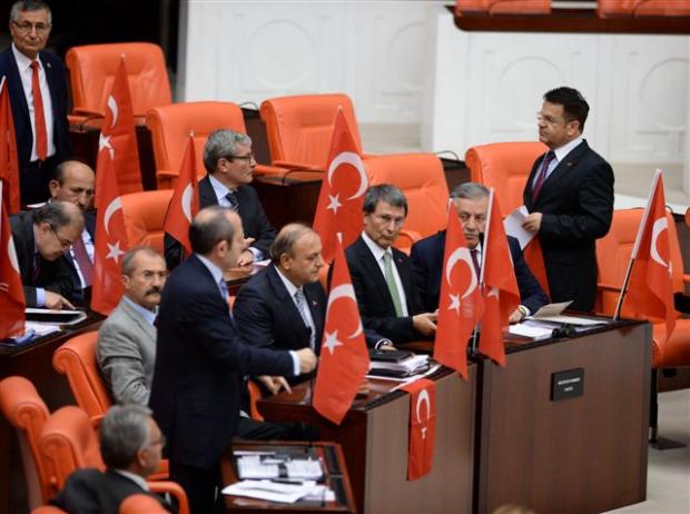 MHP'den Meclis'te Türk Bayraklı protesto