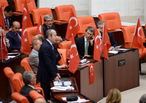 MHP'den Meclis'te Türk Bayraklı protesto