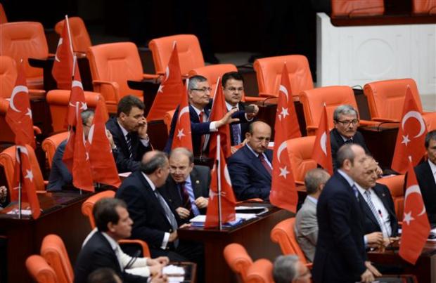 MHP'den Meclis'te Türk Bayraklı protesto