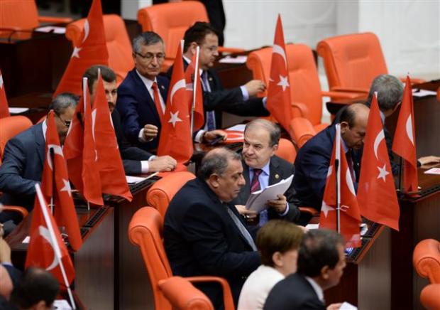 MHP'den Meclis'te Türk Bayraklı protesto