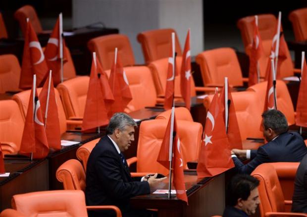 MHP'den Meclis'te Türk Bayraklı protesto