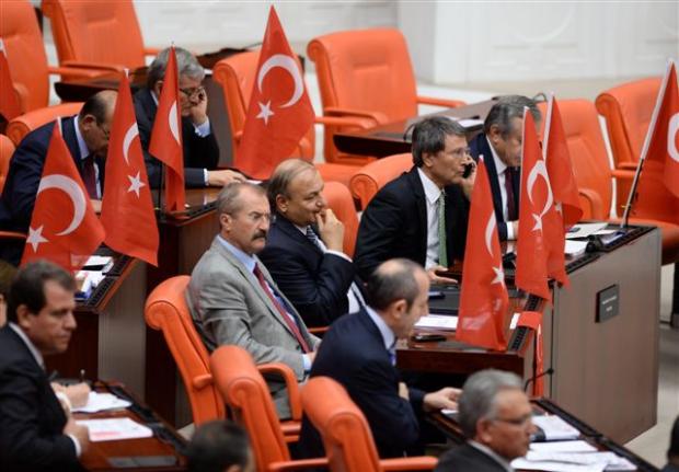 MHP'den Meclis'te Türk Bayraklı protesto