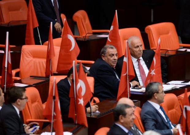 MHP'den Meclis'te Türk Bayraklı protesto