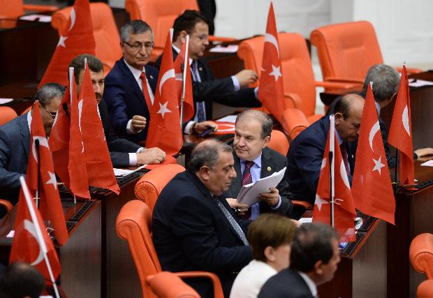 MHP'den Meclis'te Türk Bayraklı protesto