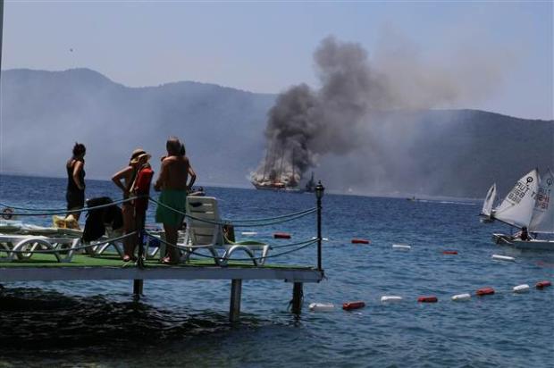 Bodrum'da yat alev alev yandı
