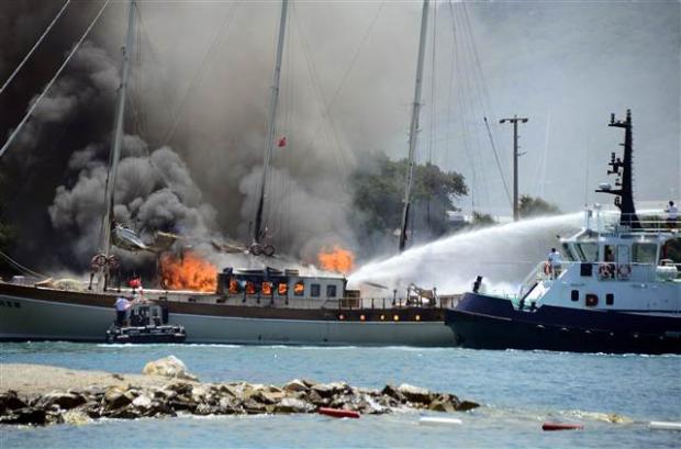 Bodrum'da yat alev alev yandı
