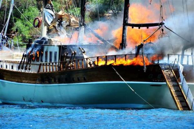 Bodrum'da yat alev alev yandı
