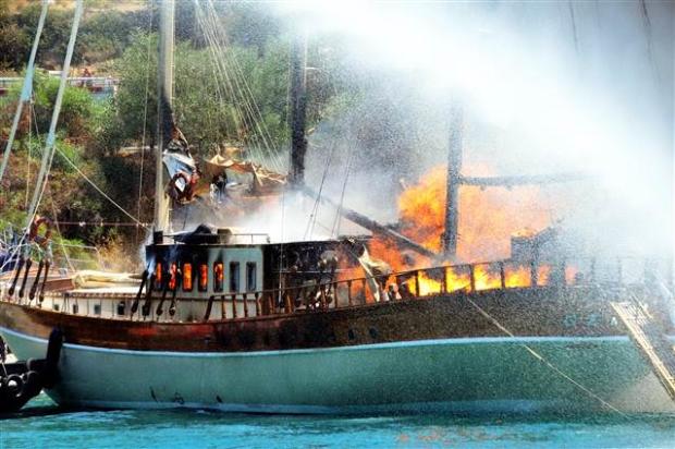 Bodrum'da yat alev alev yandı
