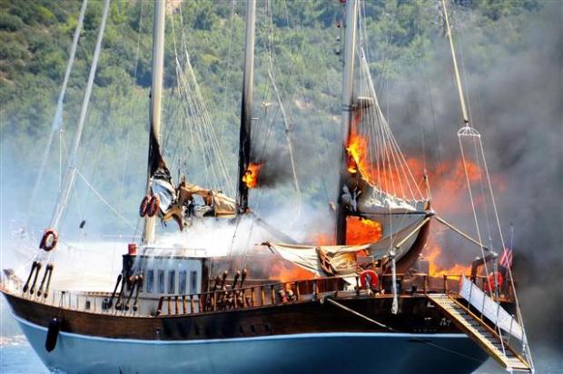 Bodrum'da yat alev alev yandı
