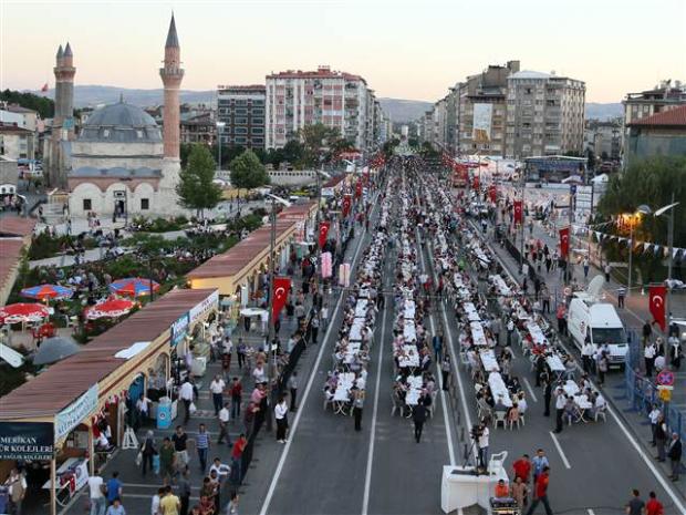 Sivas'ta 1.5 kilometrelik iftar