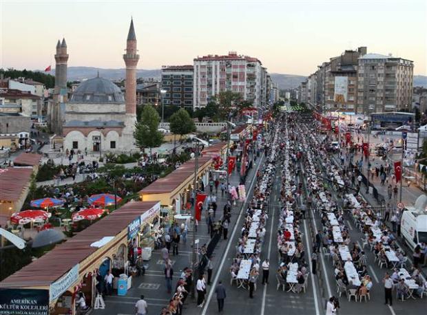 Sivas'ta 1.5 kilometrelik iftar