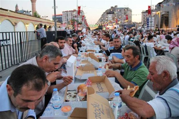 Sivas'ta 1.5 kilometrelik iftar