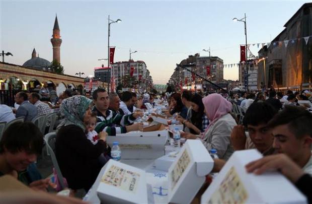 Sivas'ta 1.5 kilometrelik iftar