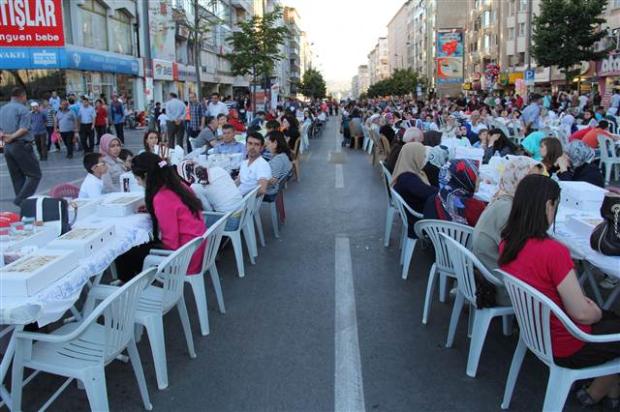 Sivas'ta 1.5 kilometrelik iftar