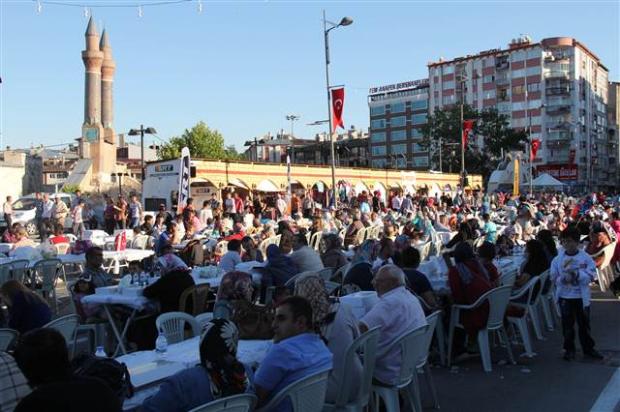 Sivas'ta 1.5 kilometrelik iftar