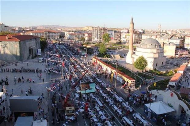 Sivas'ta 1.5 kilometrelik iftar