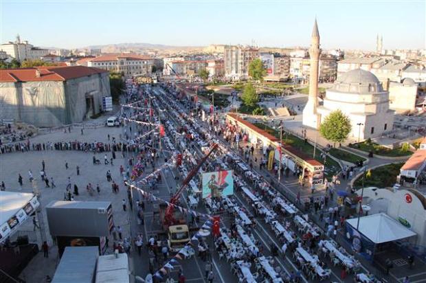 Sivas'ta 1.5 kilometrelik iftar