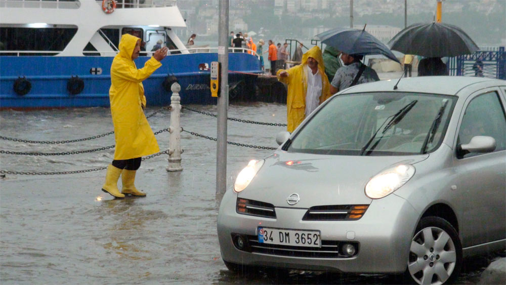 Üsküdar'da yine şok! Yolla deniz birleşti