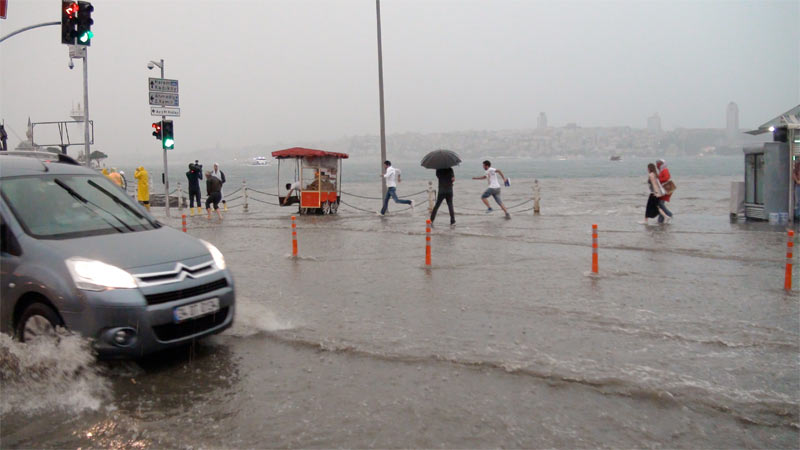 Üsküdar'da yine şok! Yolla deniz birleşti