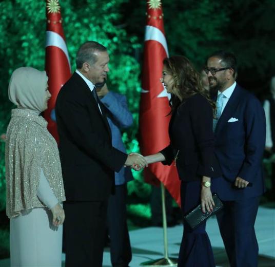 Cumhurbaşkanı Erdoğan tek tek elini sıktı