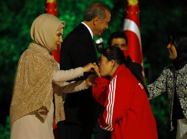 Cumhurbaşkanı Erdoğan tek tek elini sıktı