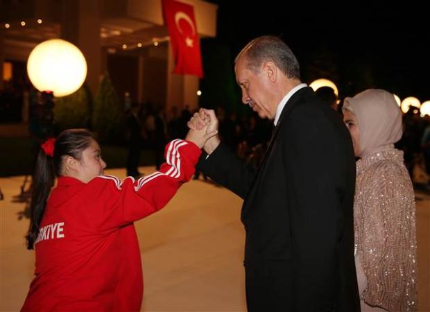 Cumhurbaşkanı Erdoğan tek tek elini sıktı