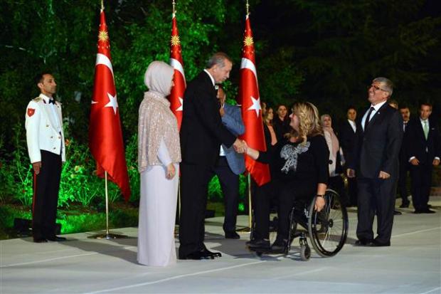 Cumhurbaşkanı Erdoğan tek tek elini sıktı