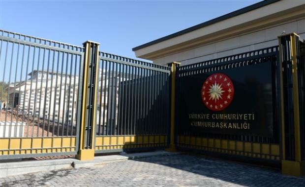 AK Saray'a cumhurbaşkanlığı tabelası asıldı 