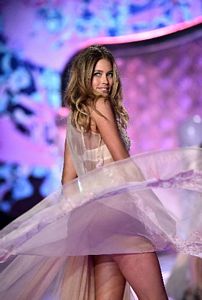 Victoria's Secret melekleri nefes kesti