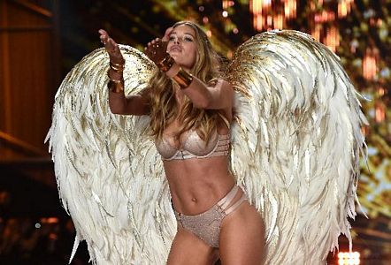 Victoria's Secret melekleri nefes kesti