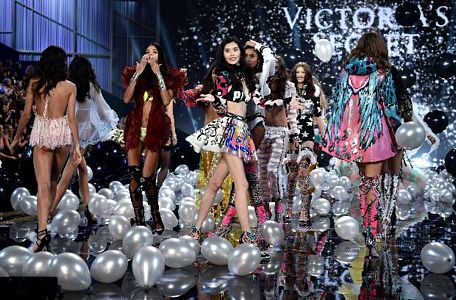 Victoria's Secret melekleri nefes kesti