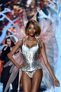 Victoria's Secret melekleri nefes kesti