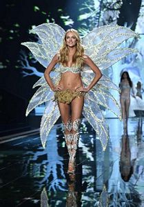 Victoria's Secret melekleri nefes kesti