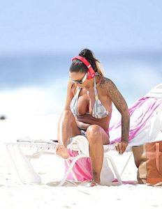 Jodie Marsh bikiniye sığmadı
