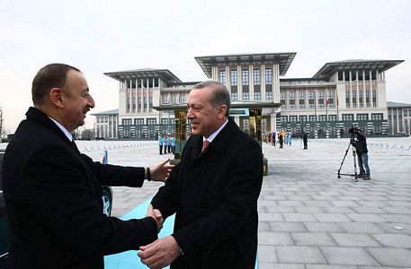 Eski Türk devleti askerleri Aliyev'i karşıladı
