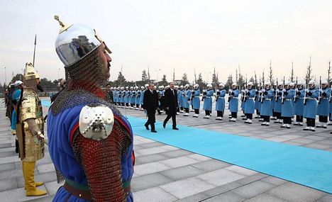 Eski Türk devleti askerleri Aliyev'i karşıladı
