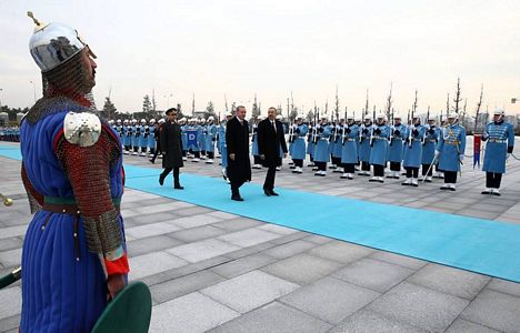 Eski Türk devleti askerleri Aliyev'i karşıladı
